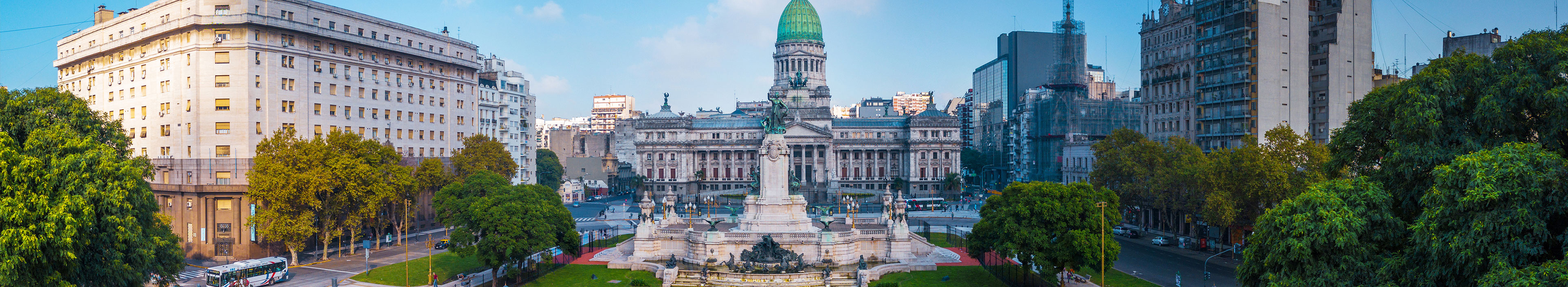 Panorama der Stadt Buenos Aires. Luftpanorama des Platzes in der Nähe des Congreso an einem sonnigen Tag