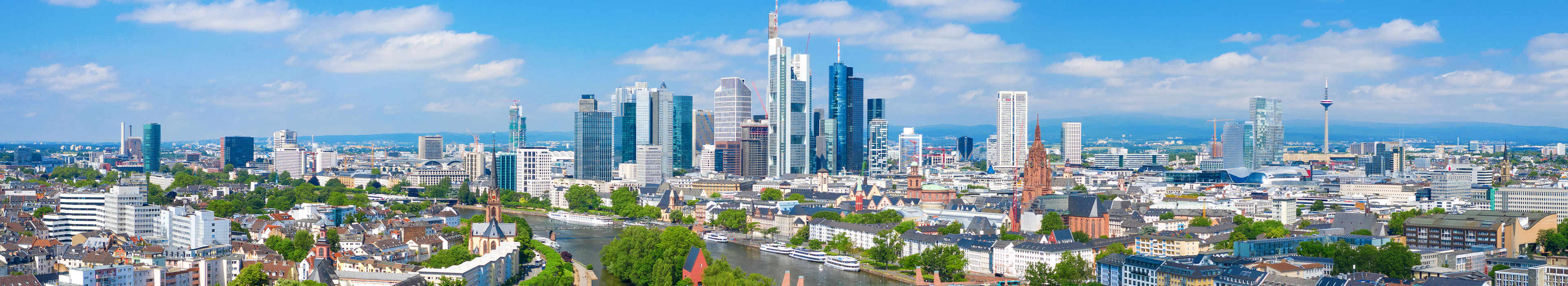 Skyline von Frankfurt am Main, mit den Hochhäusern, Main und blauem Himmel.