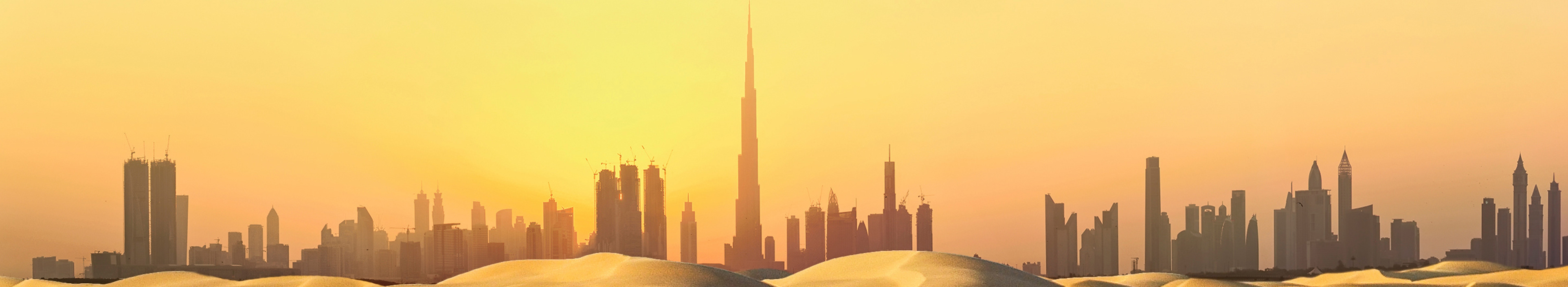 Blick auf die Skyline von Katar im Vordergrund Wüste. Jetzt Katar Urlaub buchen bei Lidl Reisen