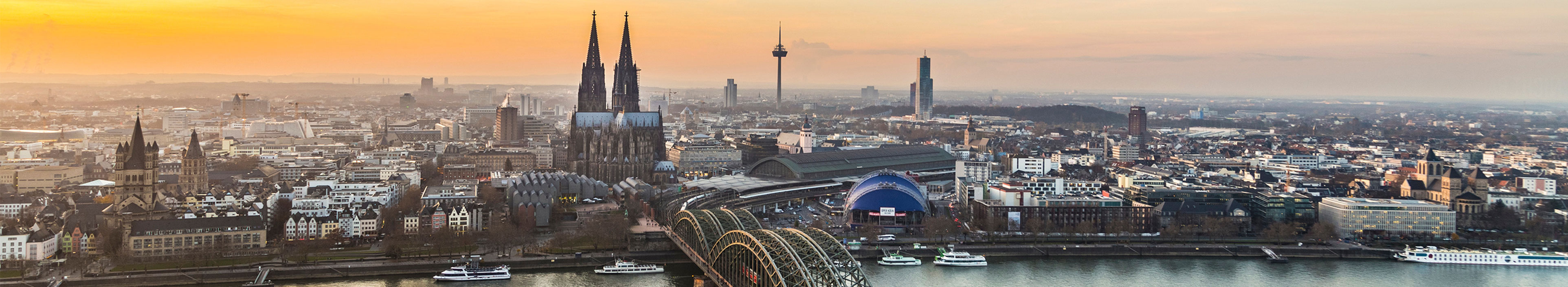 Luftaufnahme von Köln bei Sonnenuntergang
