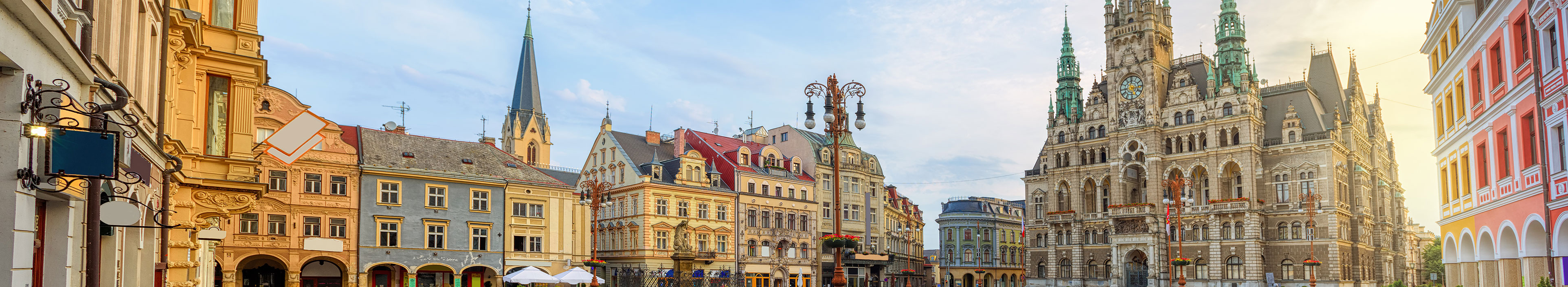 Panoramablick auf den Hauptplatz in Liberec mit dem Rathausgebäude