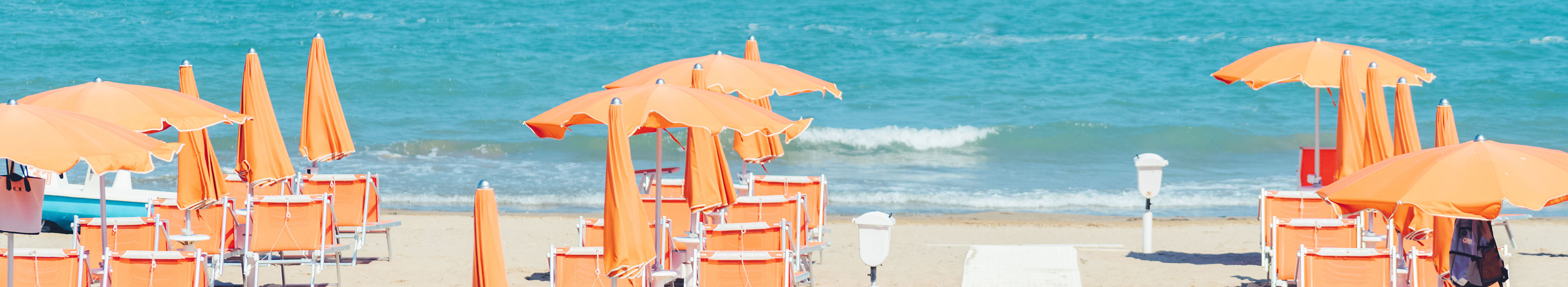 Strand mit Sonnenschirmen und Liegen in Rimini