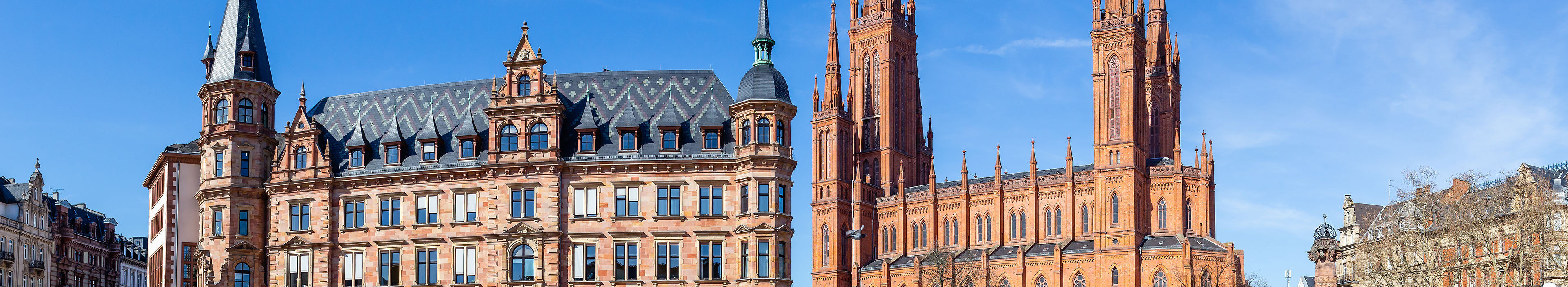 Wiesbaden, Dernsches Gelände. Links das Rathaus, links die Marktkirche