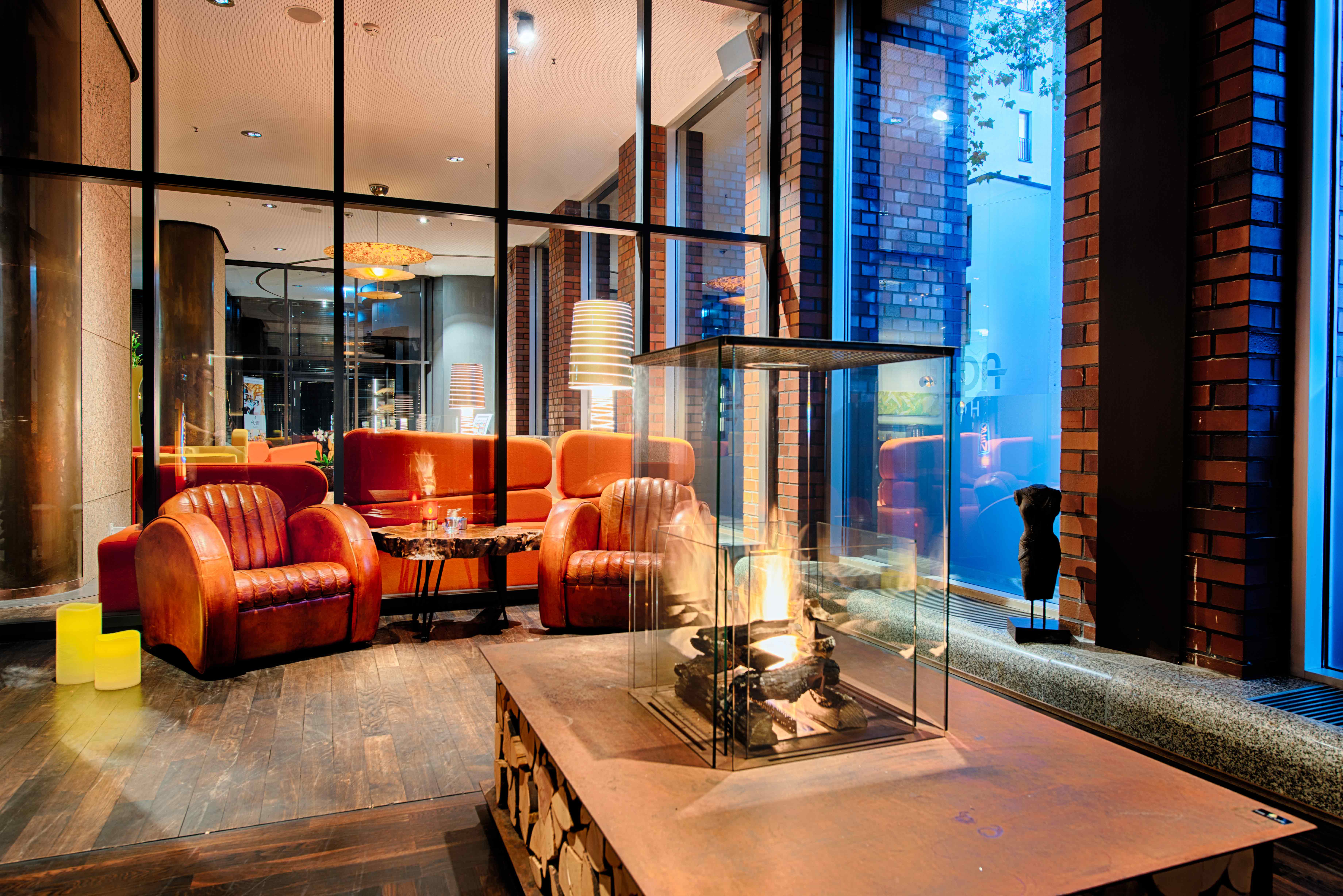 Die Smokerlounge mit Kamin im ACHAT Hotel.
