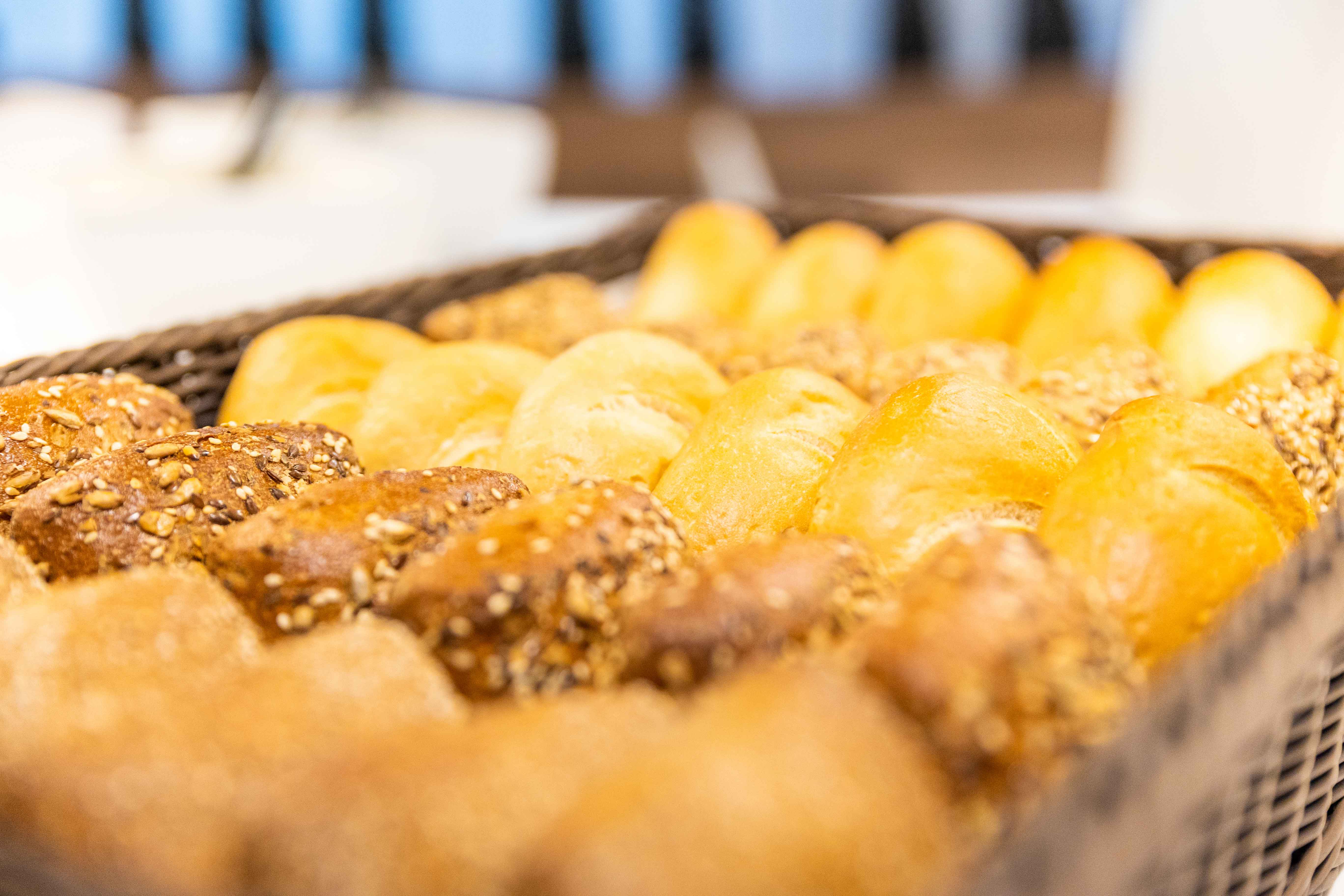 Brotkorb im Frühstücksbuffet des Prize by Radisson Hotel.