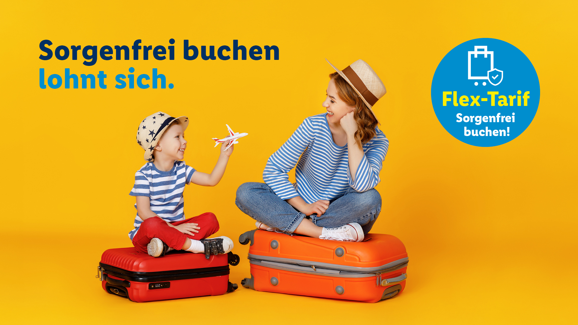 Werbebanner für den Lidl Reisen Flex-Tarif auf gelbem Hintergrund. Eine Frau mit Sonnenhut und ein kleiner Junge sitzen lächelnd auf Koffern. Das Kind hält ein Spielzeugflugzeug in der Hand. Ein blaues Kreissymbol rechts bewirbt den „Flex-Tarif – Sorgenfrei buchen“. Unten rechts befindet sich ein gelber Button mit der Aufschrift „Jetzt buchen“.
