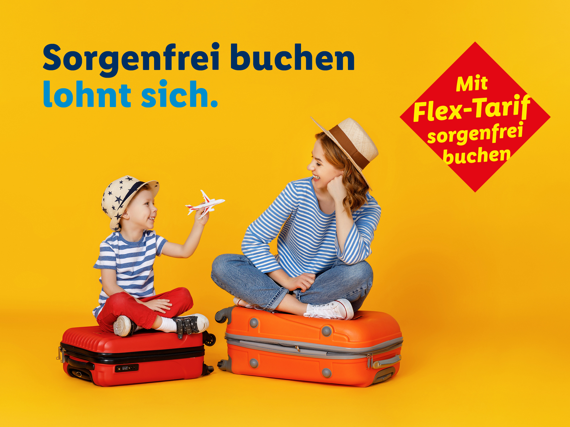 Werbebanner für den Lidl Reisen Flex-Tarif auf gelbem Hintergrund. Eine Frau mit Sonnenhut und ein kleiner Junge sitzen lächelnd auf Koffern. Das Kind hält ein Spielzeugflugzeug in der Hand. Ein blaues Kreissymbol rechts bewirbt den „Flex-Tarif – Sorgenfrei buchen“. Unten rechts befindet sich ein gelber Button mit der Aufschrift „Jetzt buchen“.