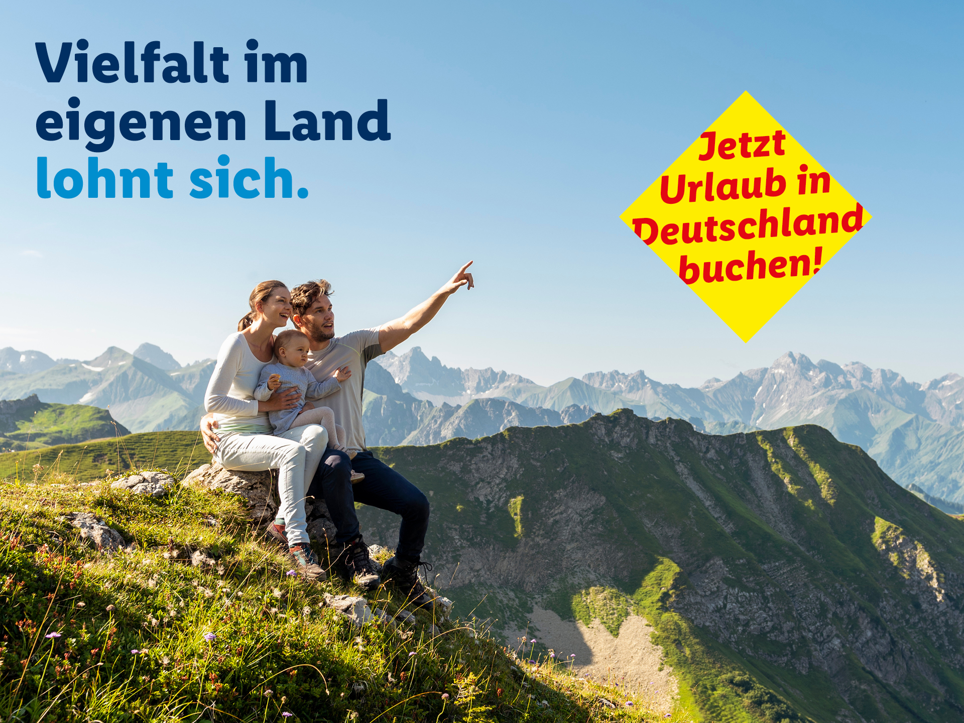 Vielfalt im eigenen Land lohnt sich. Das Bild zeigt eine Familie (Eltern mit Kleinkind), die auf einer grünen Bergwiese sitzt; der Vater zeigt in die Ferne auf ein beeindruckendes Alpenpanorama unter blauem Himmel. Eine gelbe Raute trägt die Aufschrift „Jetzt Urlaub in Deutschland buchen!“.