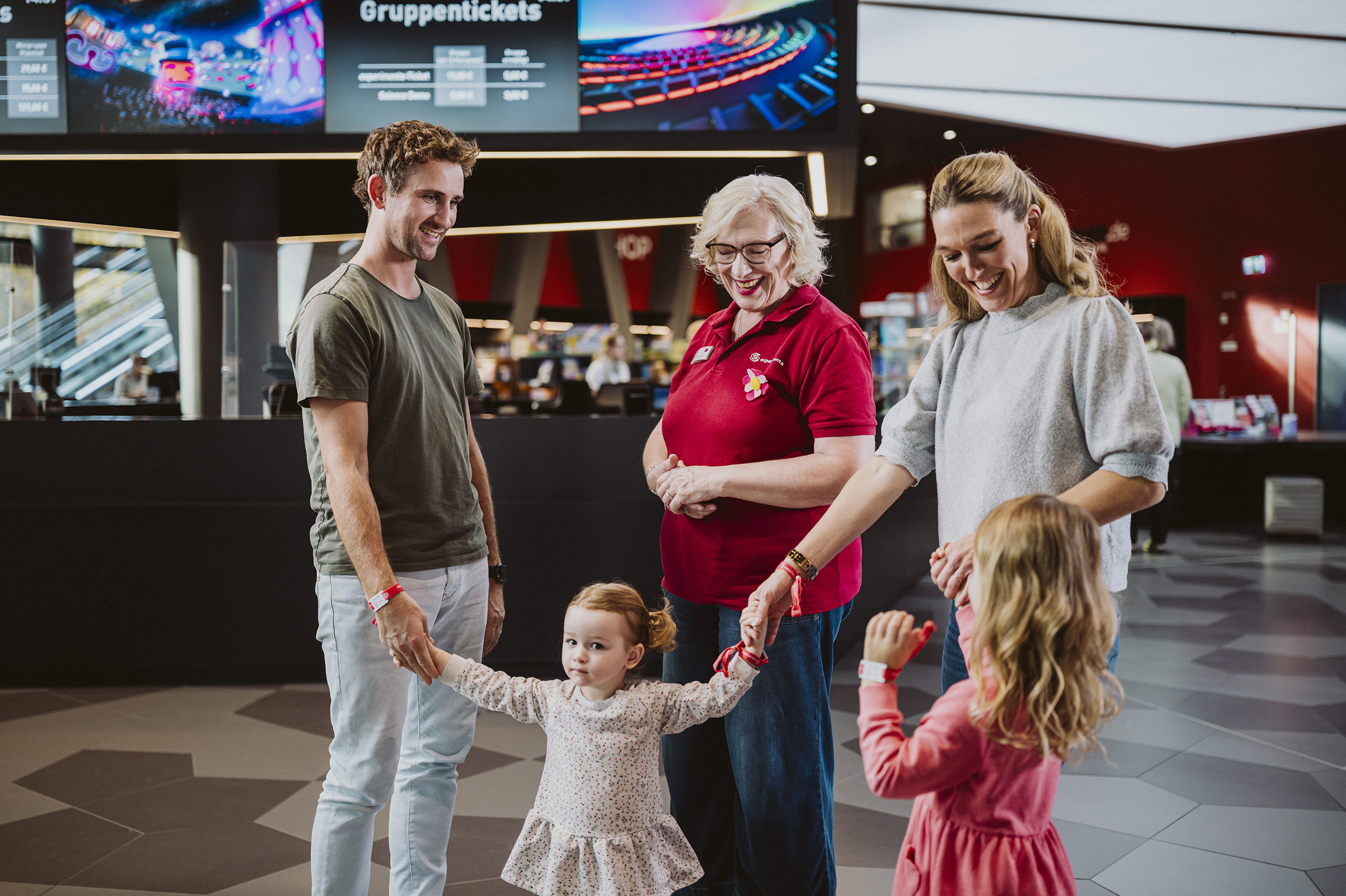 Eine Familie besucht die experimenta.