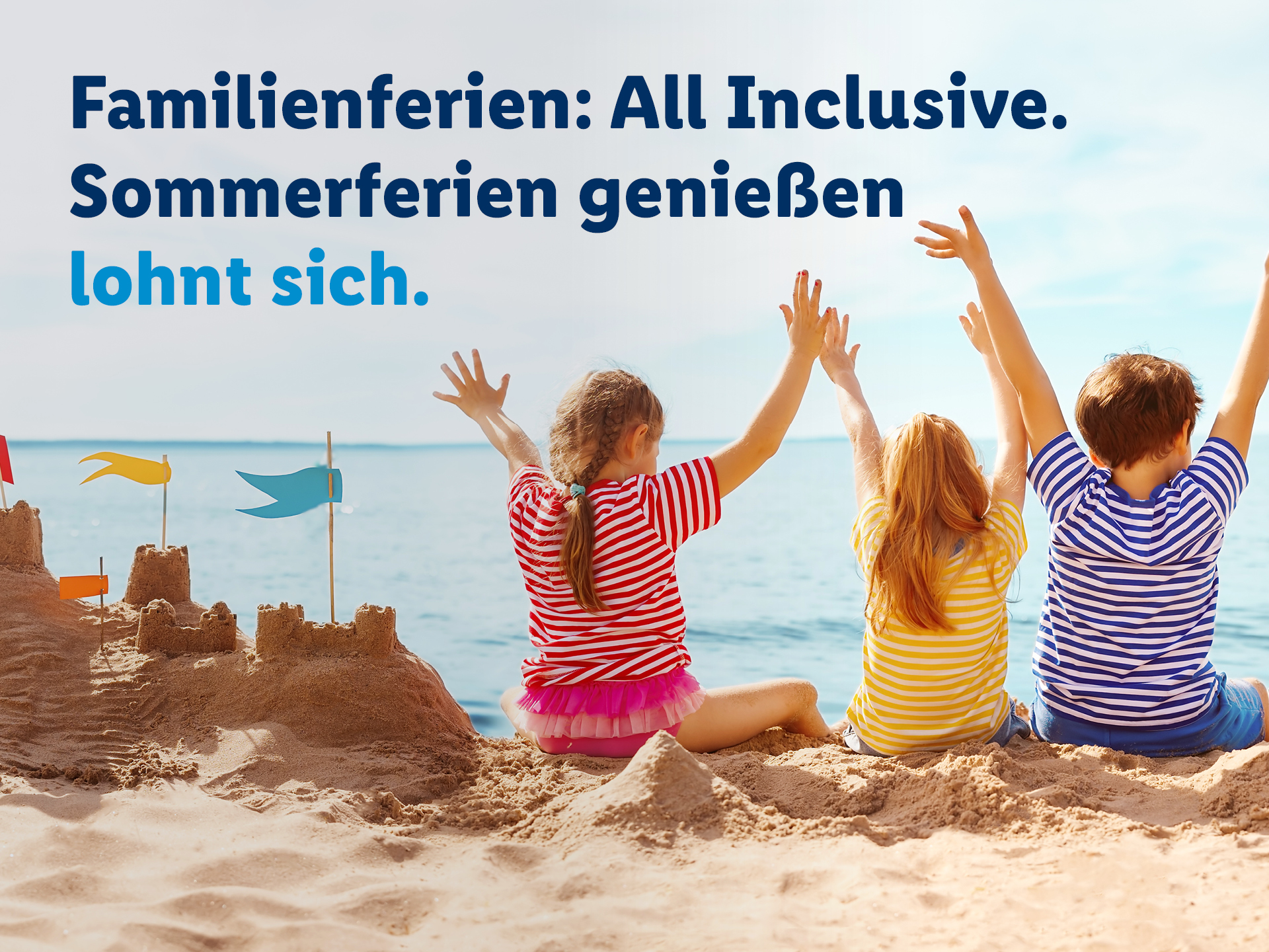 Familienferien: All Inclusive. Sommerferien genießen lohnt sich.. Ein sonniges Werbebanner für Familienferien: Vier Kinder sitzen mit dem Rücken zur Kamera im Sand an einem sonnigen Strand und strecken freudig ihre Arme in den blauen Himmel. Neben ihnen steht eine große, detailreiche Sandburg, die mit bunten Fähnchen geschmückt ist.