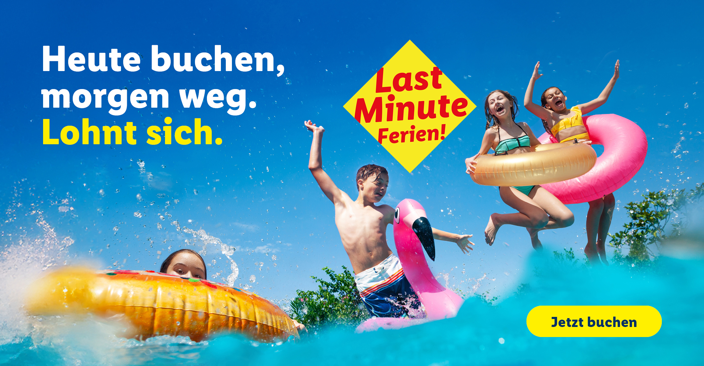 Werbebanner mit dem Text „Heute buchen, morgen weg. Lohnt sich.“. Das Bild zeigt lachende Kinder und Jugendliche, die mit bunten Schwimmreifen und einem aufblasbaren Flamingo in einen Pool springen. Eine gelbe Raute trägt die Aufschrift „Last Minute Ferien!“. Unten rechts befindet sich ein gelber Button mit dem Text „Jetzt buchen“.