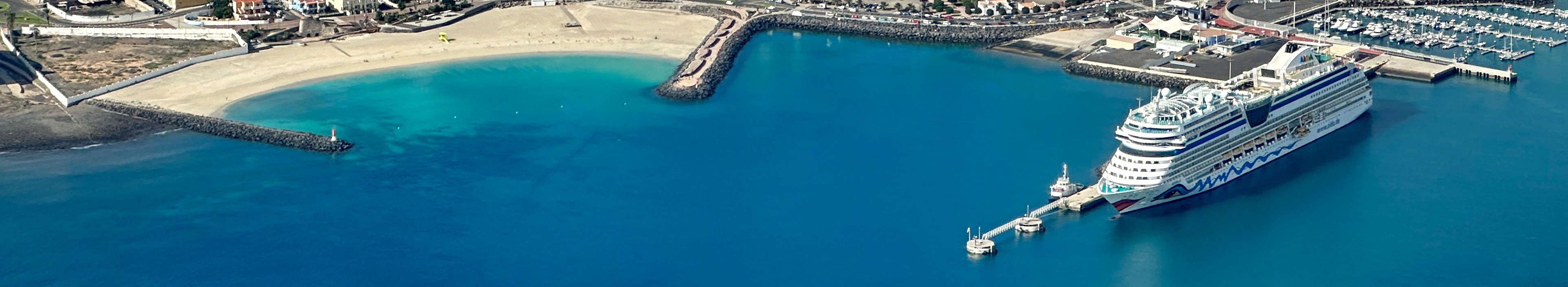 Kreuzfahrtschiff im hafen von Puerto Rosario auf Fuerteventura