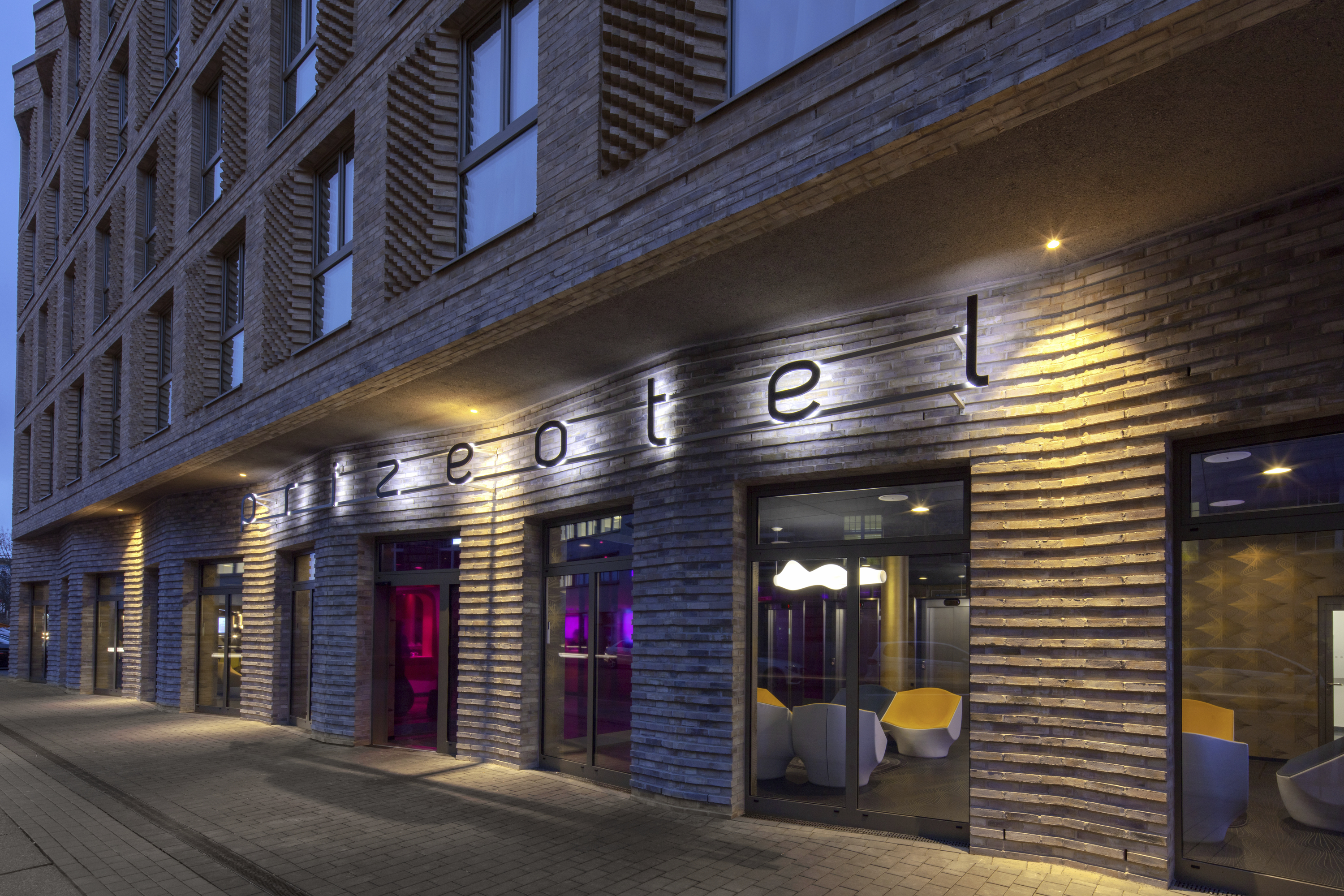 Aussenansicht des prizeotels bei Daemmerung mit Klinkerfassade.