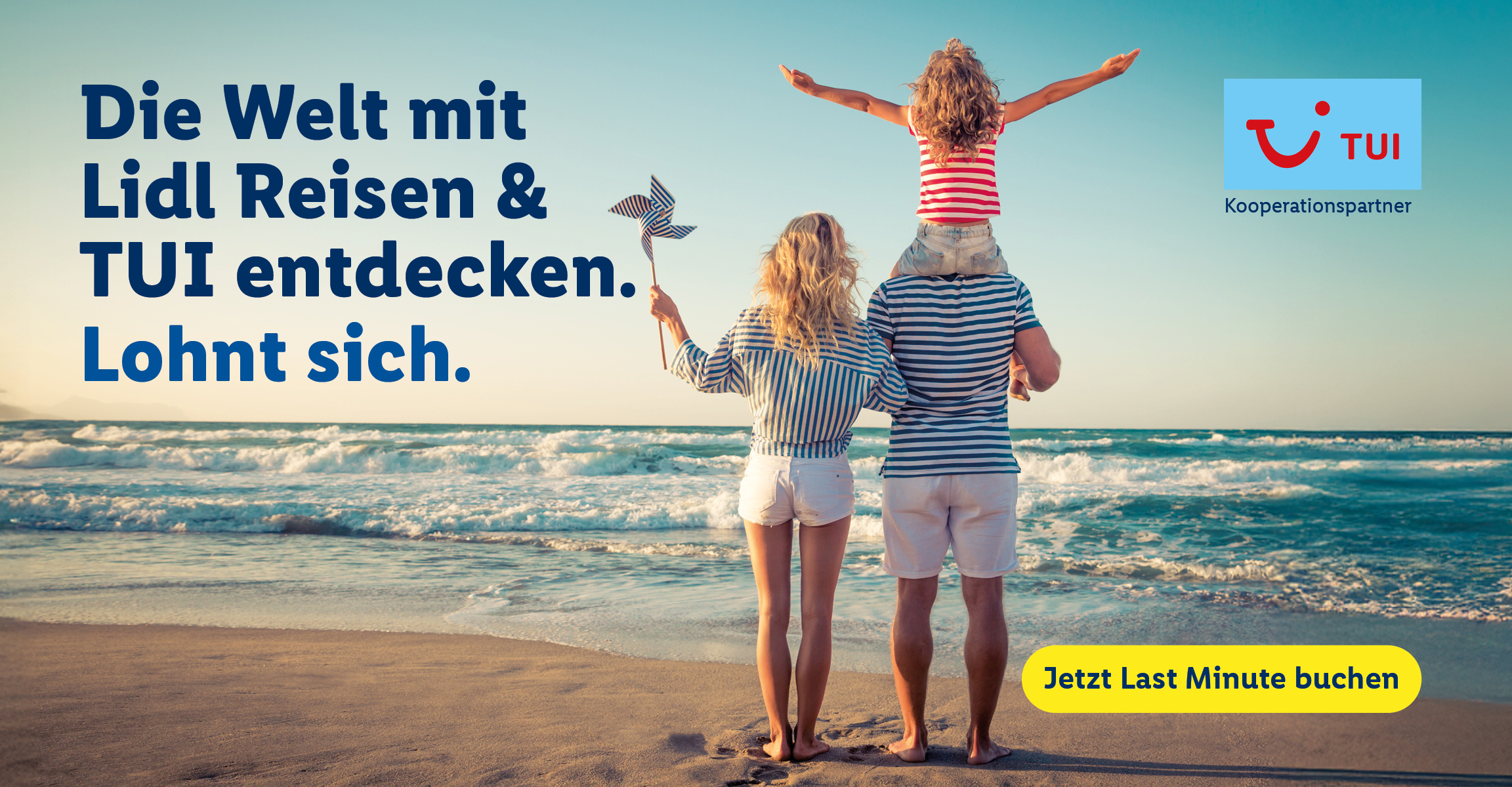 Werbebanner mit dem Text „Die Welt mit Lidl Reisen & TUI entdecken. Lohnt sich.“. Das Foto zeigt eine Familie von hinten an einem sonnigen Sandstrand blickend auf das türkisfarbene Meer mit sanften Wellen. Die Mutter hält ein Windrad, während das Kind auf den Schultern des Vaters sitzt und jubelnd die Arme ausstreckt. Rechts oben ist das TUI-Logo mit dem Zusatz „Kooperationspartner“ eingeblendet; unten rechts befindet sich ein gelber Button mit der Aufschrift „Jetzt Last Minute buchen“.